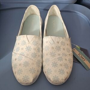 TOMS Women's White and Blue Snowflake Flats